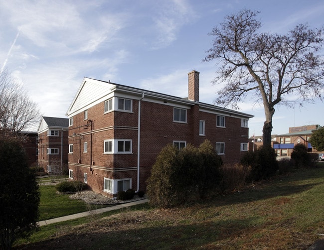 104 W Douglas Ave in Naperville, IL - Foto de edificio - Building Photo