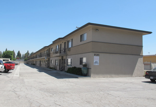 Debann Arms Apartments in Downey, CA - Foto de edificio - Building Photo