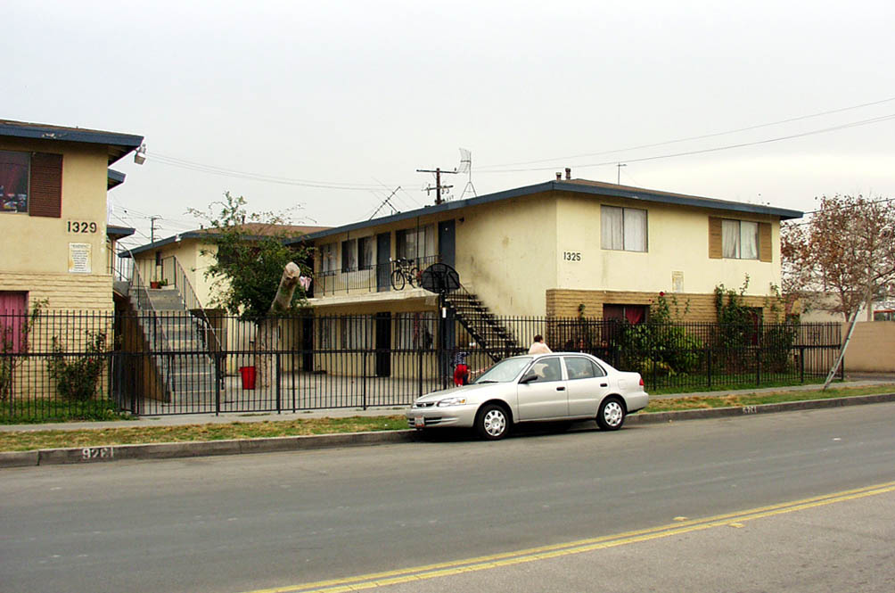 1333 W Walnut Ave in Santa Ana, CA - Building Photo