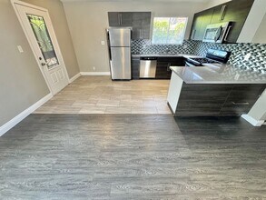 6323 Silverfield Dr in Las Vegas, NV - Building Photo - Building Photo