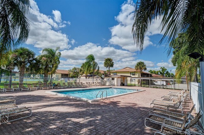10035 Winding Lake Rd-Unit -104 in Sunrise, FL - Building Photo - Building Photo