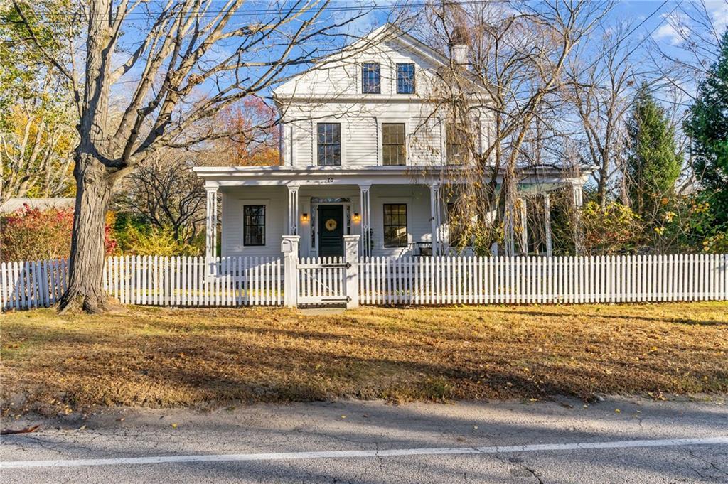 70 Kenyon Ave in East Greenwich, RI - Building Photo