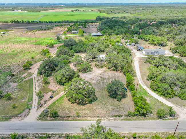 499 Co Rd 342 in Hondo, TX - Foto de edificio - Building Photo