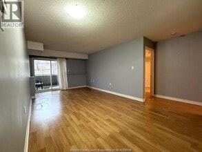 3000 Sandwich St. in Windsor, ON - Foto de edificio - Building Photo