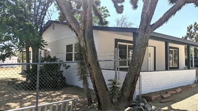 7475 Inca Trl, Unit #2 in Yucca Valley, CA - Foto de edificio - Building Photo