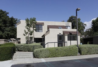 Parkwood Apartment Homes in Irvine, CA - Foto de edificio - Building Photo