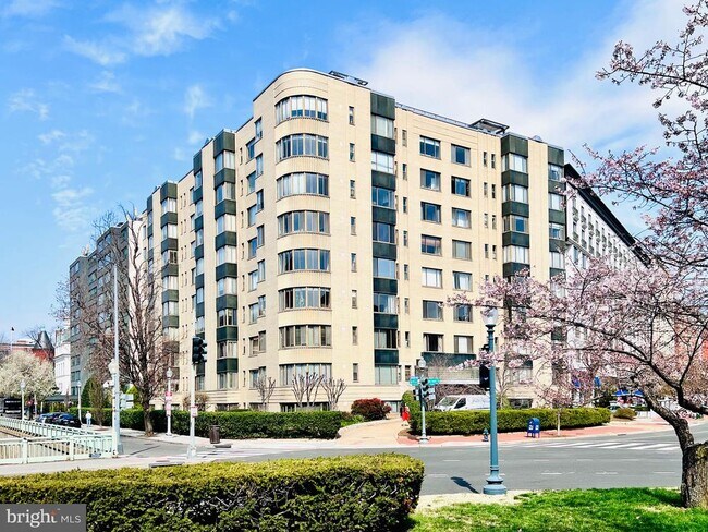 1 Scott Cir NW in Washington, DC - Building Photo - Building Photo