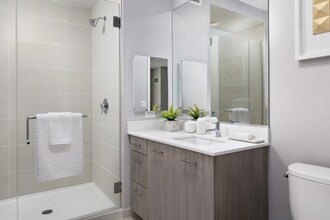 201 E Adams St in Chicago, IL - Foto de edificio - Building Photo