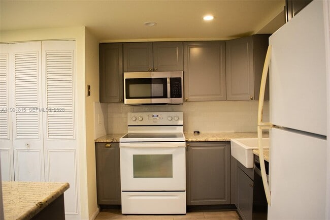 260 NW 76th Ave in Margate, FL - Building Photo - Building Photo