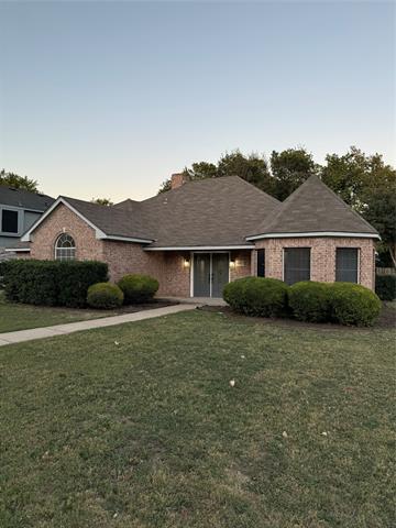 1300 Estate Ln in Desoto, TX - Foto de edificio - Building Photo