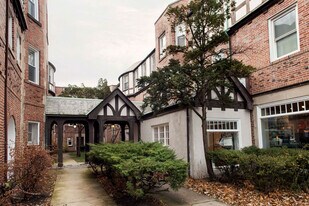 910 Green Bay Rd, Unit 918-3A in Winnetka, IL - Building Photo