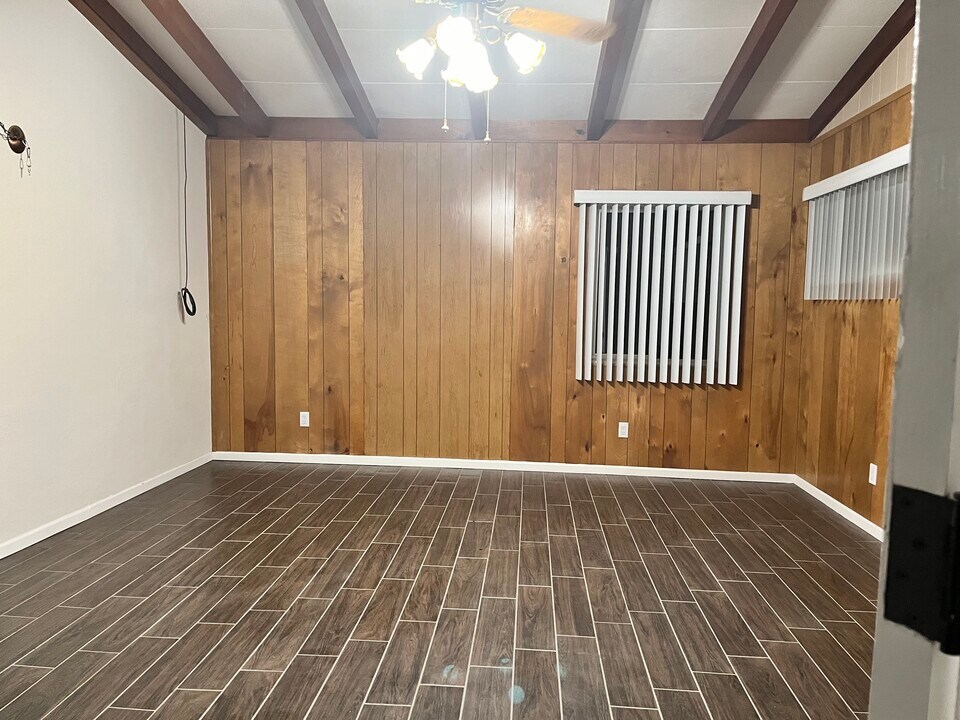 1579 E Ave Q-12 in Palmdale, CA - Building Photo