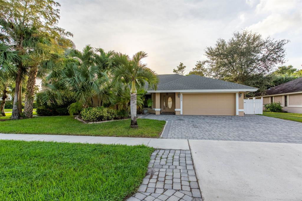 1559 Grantham Dr in Wellington, FL - Building Photo