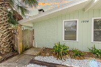 1954 Beach Ave in Atlantic Beach, FL - Foto de edificio - Building Photo