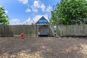 Riveraine Apartments in Houston, TX - Foto de edificio - Building Photo