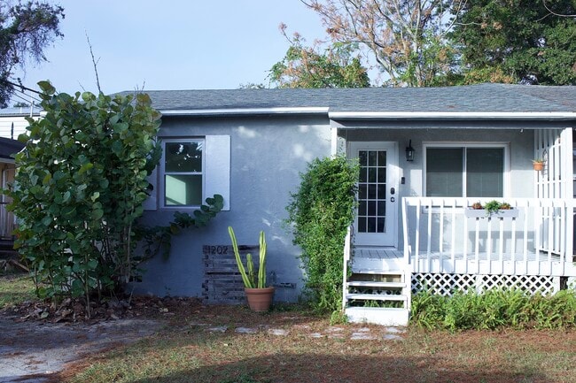 1202 Hibiscus St in Atlantic Beach, FL - Foto de edificio - Building Photo