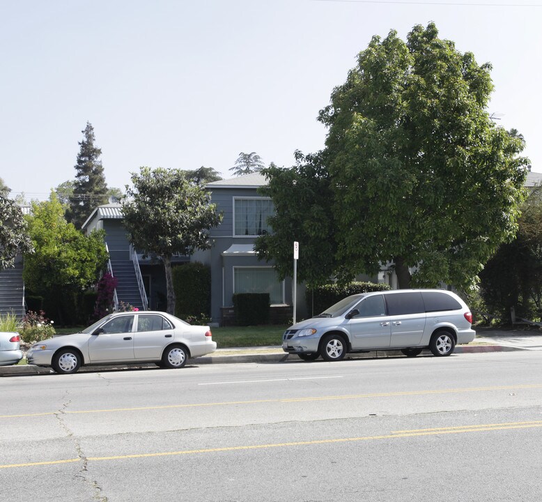 11737-11739 1/2 Riverside Dr in Valley Village, CA - Building Photo