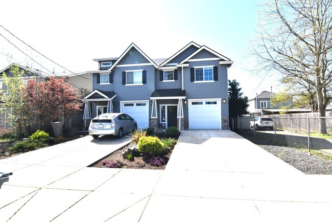 556-558 Harrison St in Lebanon, OR - Building Photo - Building Photo