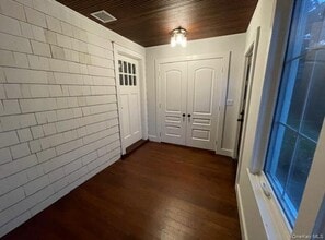 39 Hillside Ave in Glenwood Landing, NY - Foto de edificio - Building Photo
