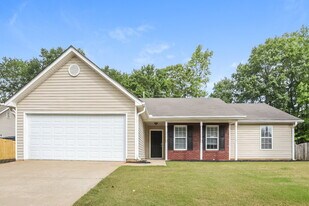 505 Sarah's Ln in Locust Grove, GA - Building Photo