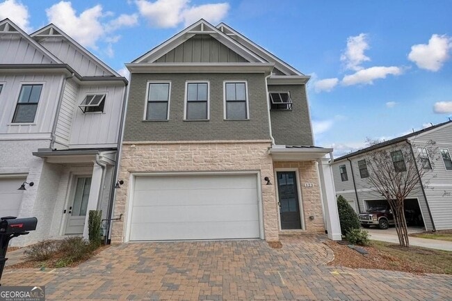 123 Village Green Ave in Woodstock, GA - Foto de edificio - Building Photo