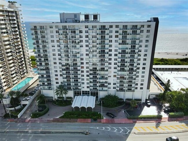 5701 Collins Ave in Miami Beach, FL - Foto de edificio - Building Photo