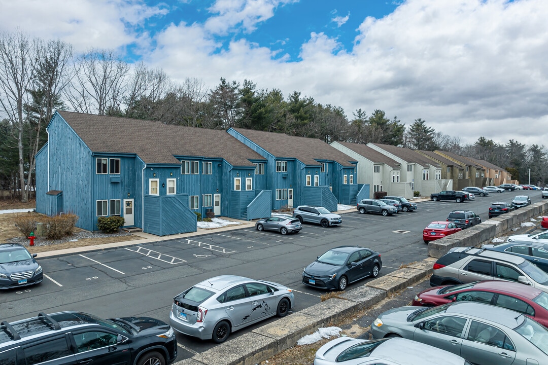 420 Emmett ST in Bristol, CT - Building Photo