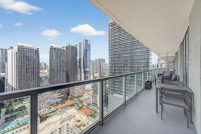 1111 SW 1st Ave, Unit LPH-3823 in Miami, FL - Building Photo - Building Photo