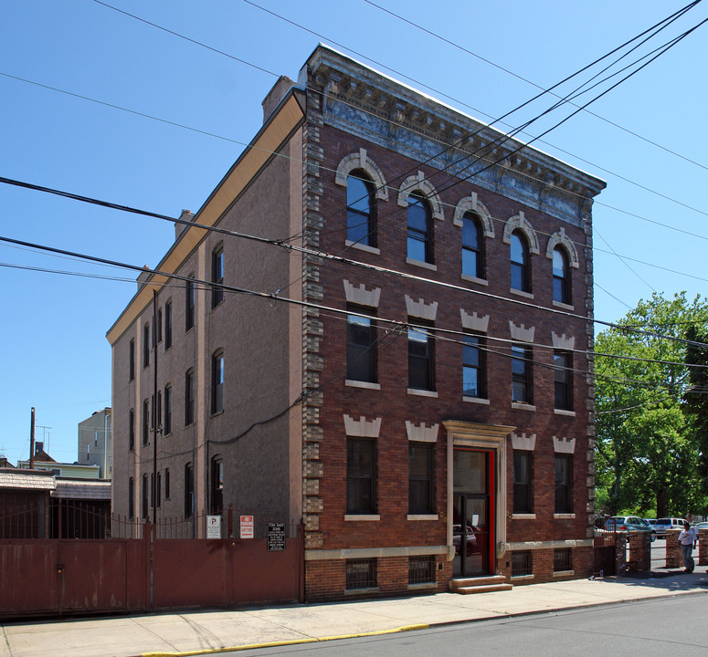 100-102 Warwick St in Newark, NJ - Building Photo