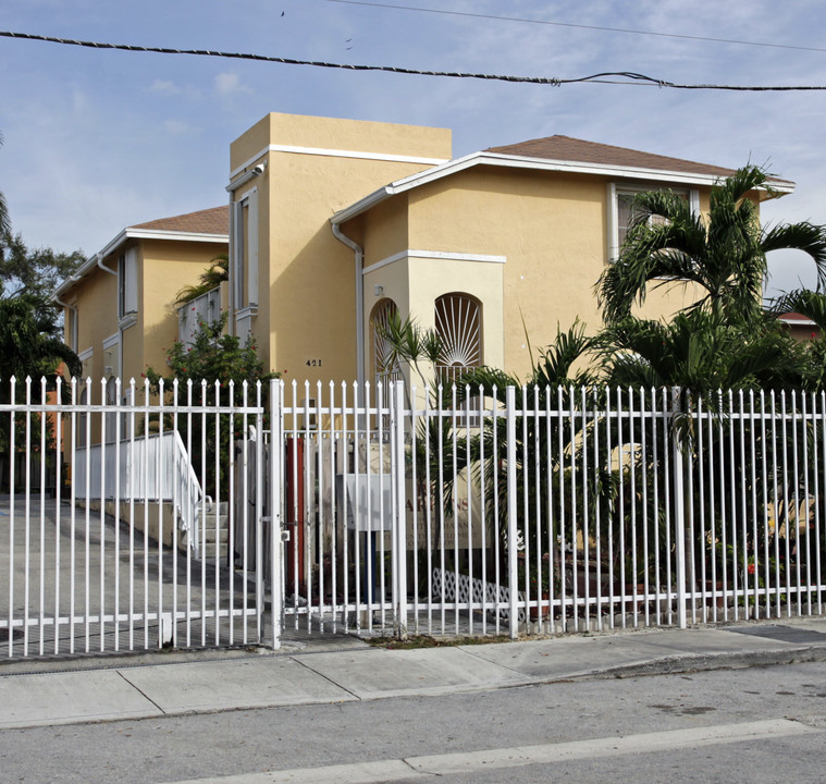 421-427 SW 3rd St in Miami, FL - Building Photo