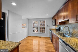 5718 Wood Mouse Ct in Burke Centre, VA - Building Photo - Building Photo