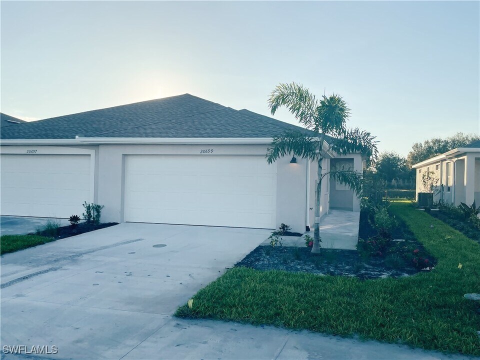 20699 HAZELNUT Ct in Lehigh Acres, FL - Building Photo