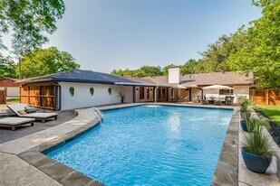 1516 W Five Mile Pkwy in Dallas, TX - Building Photo