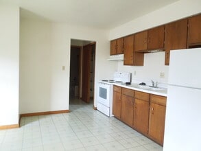 227 Plymouth St, Unit 5 in Le Mars, IA - Building Photo - Building Photo