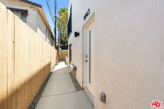 10965 Calvert St in Los Angeles, CA - Building Photo - Building Photo