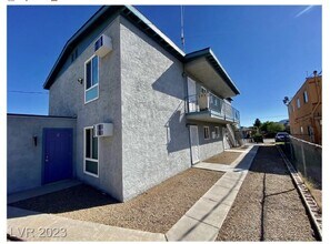 2105 N Webster St in North Las Vegas, NV - Foto de edificio - Building Photo