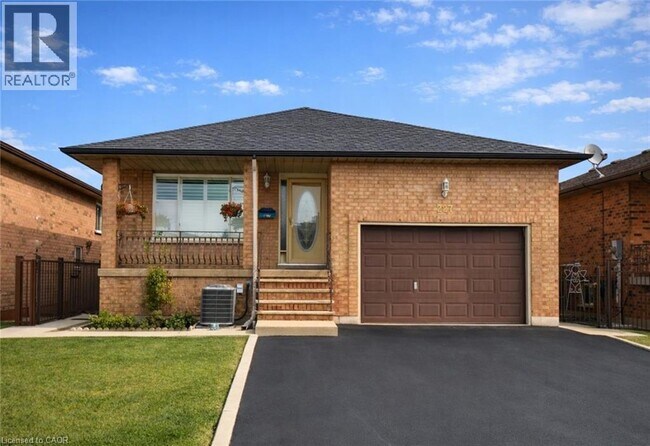 227 Templemead Dr in Hamilton, ON - Building Photo - Building Photo