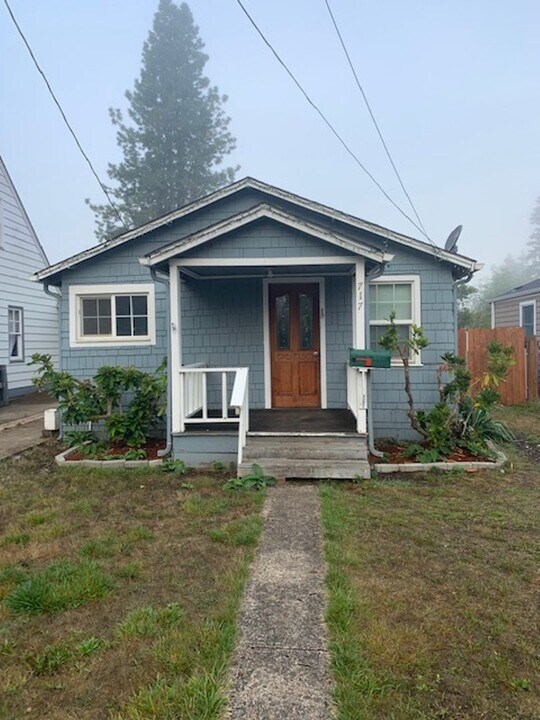 717 S 2nd St in Cottage Grove, OR - Building Photo