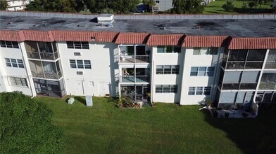 9820 S Hollybrook Lake Dr in Pembroke Pines, FL - Foto de edificio - Building Photo