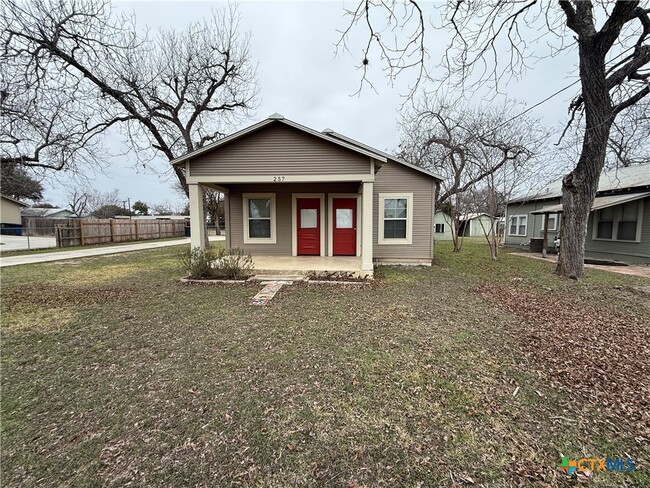 257 E Garza St in New Braunfels, TX - Building Photo - Building Photo