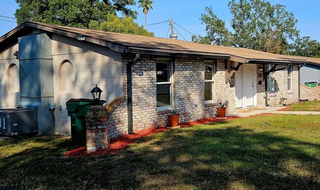 38413-38415 13th Ave in Zephyrhills, FL - Building Photo - Building Photo