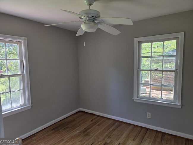 1894 Oak Valley Rd in Decatur, GA - Foto de edificio - Building Photo