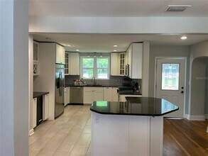 1403 NW 9th Ave in Gainesville, FL - Foto de edificio - Building Photo