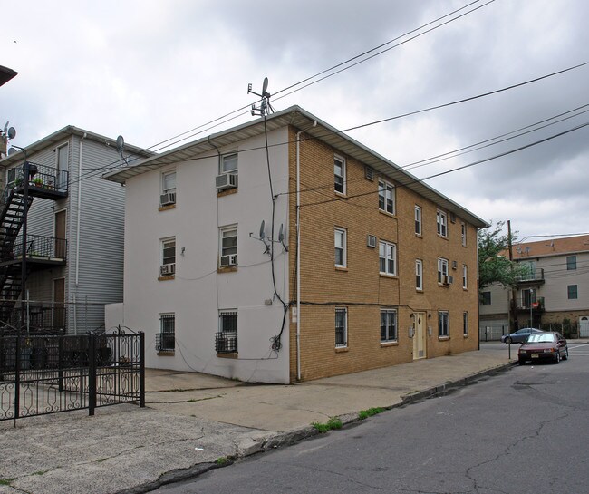 33 Richards St in Newark, NJ - Foto de edificio - Building Photo