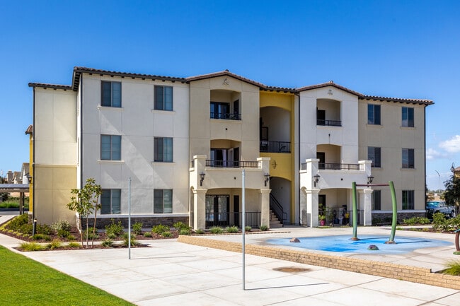 Centennial Gardens Apartments in Santa Maria, CA - Foto de edificio - Building Photo