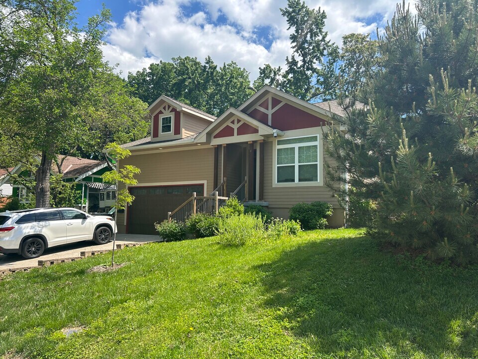 5837 Rockhill Rd in Kansas City, MO - Building Photo