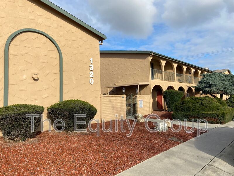 1320 W Vassar Ave in Visalia, CA - Building Photo