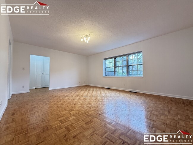 137 Lake Shore Rd, Unit 2 in Boston, MA - Foto de edificio - Building Photo