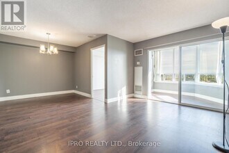 135-2135 Hillcrest Ave in Mississauga, ON - Building Photo - Building Photo