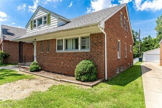 24111 Edgehill Dr in Beachwood, OH - Building Photo - Building Photo